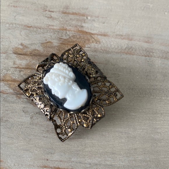Vintage Left facing Cameo Brooch with Filigree Design - Picture 2 of 6